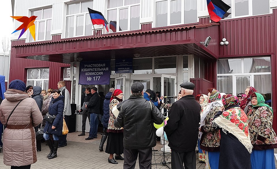 У входа на избирательный участок №177, который расположился в школе №101 Донецка. Фото: Дмитрий СТЕШИН