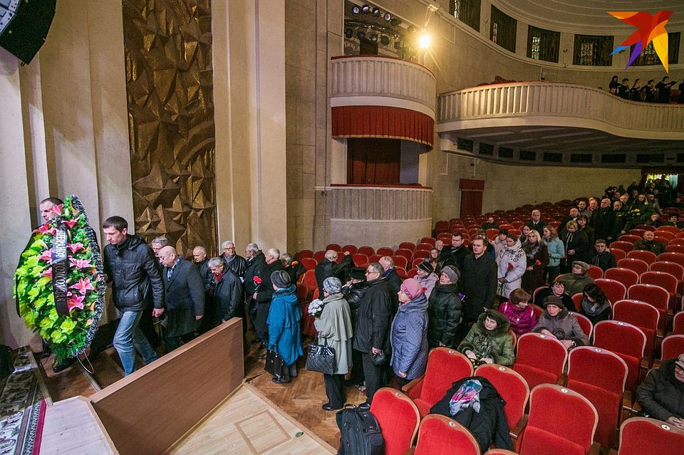 В столичном Дворце офицеров выстроилась очередь желающих проститься с композитором. Фото: Павел МАРТИНЧИК