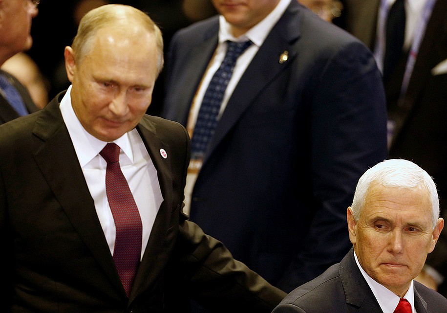 Проходя мимо, Путин похлопал по плечу вице-президента США. Фото: REUTERS