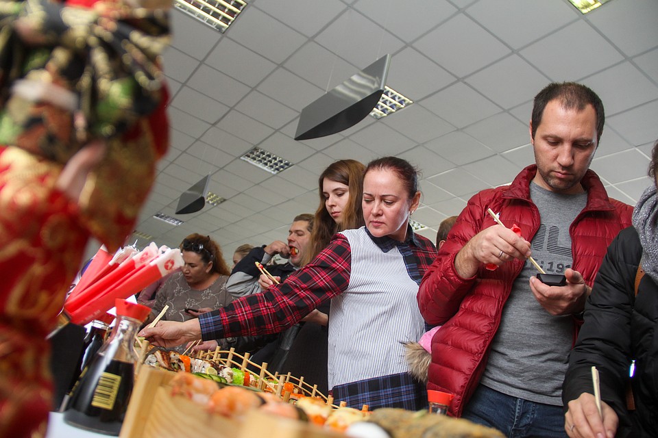 Угощали гостей японской кухней Фото: Александр ВАСИЛЬЕВ