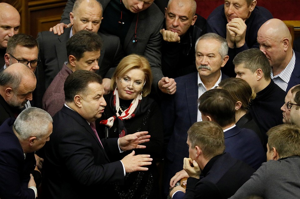Верховная Рада проголосовала за введение Военного положения в нескольких областях Фото: REUTERS