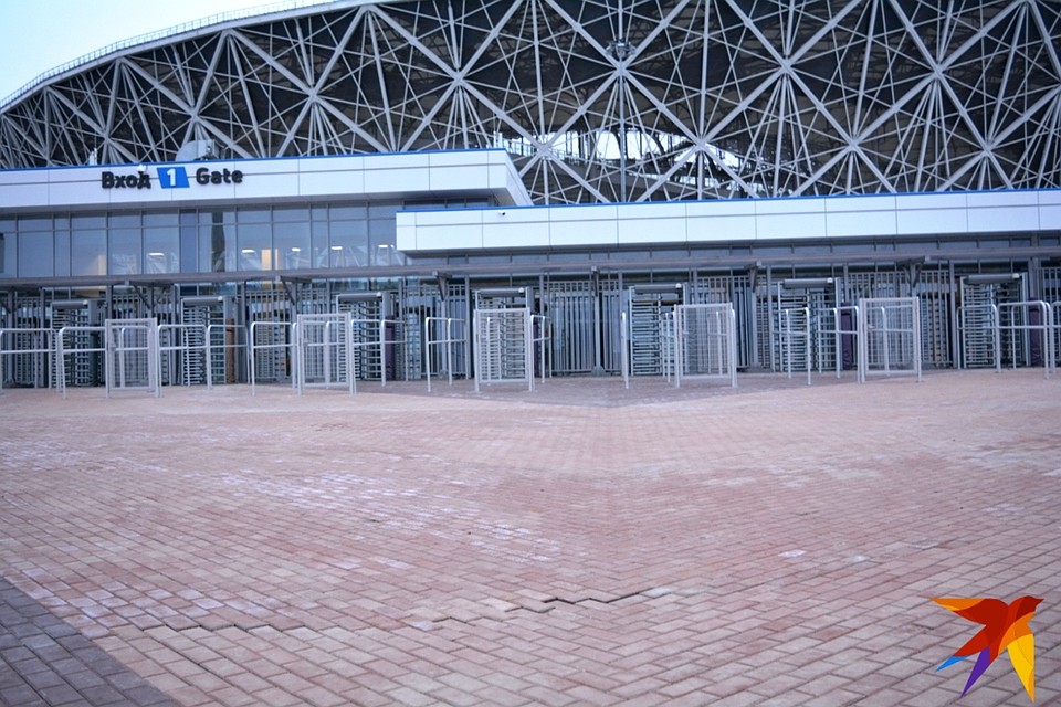 Брусчатка у первого входы вздыбилась. Фото: Инна ШЕРЕМЕТЬЕВА