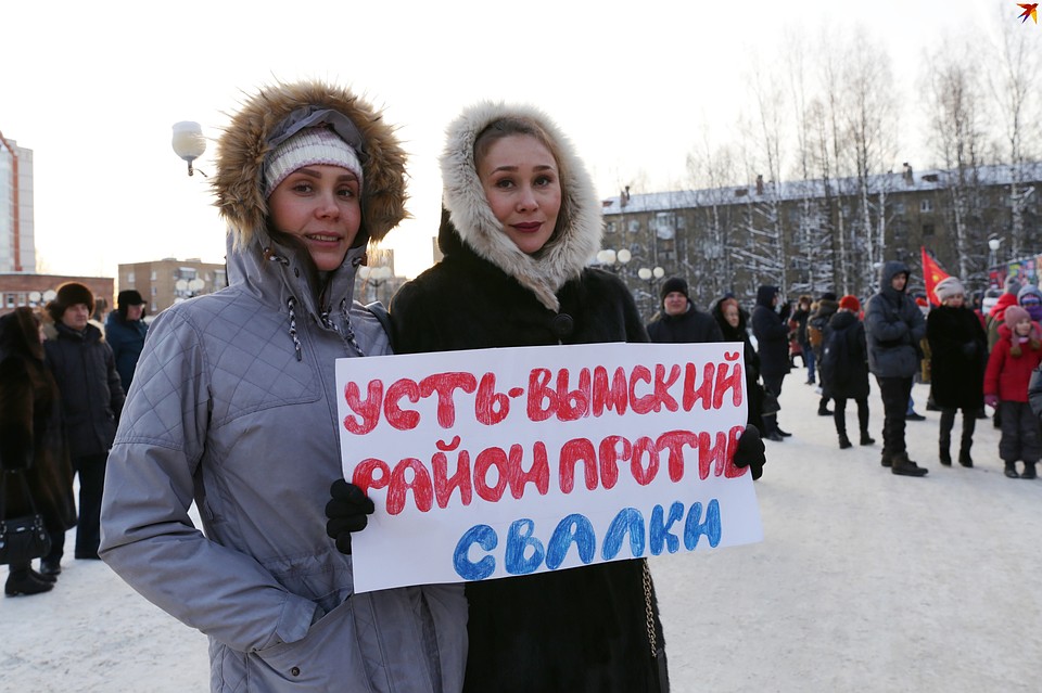 На акции протеста было много молодежи. Многие приходили целыми семьями Фото: Наталия БЕШКАРЕВА