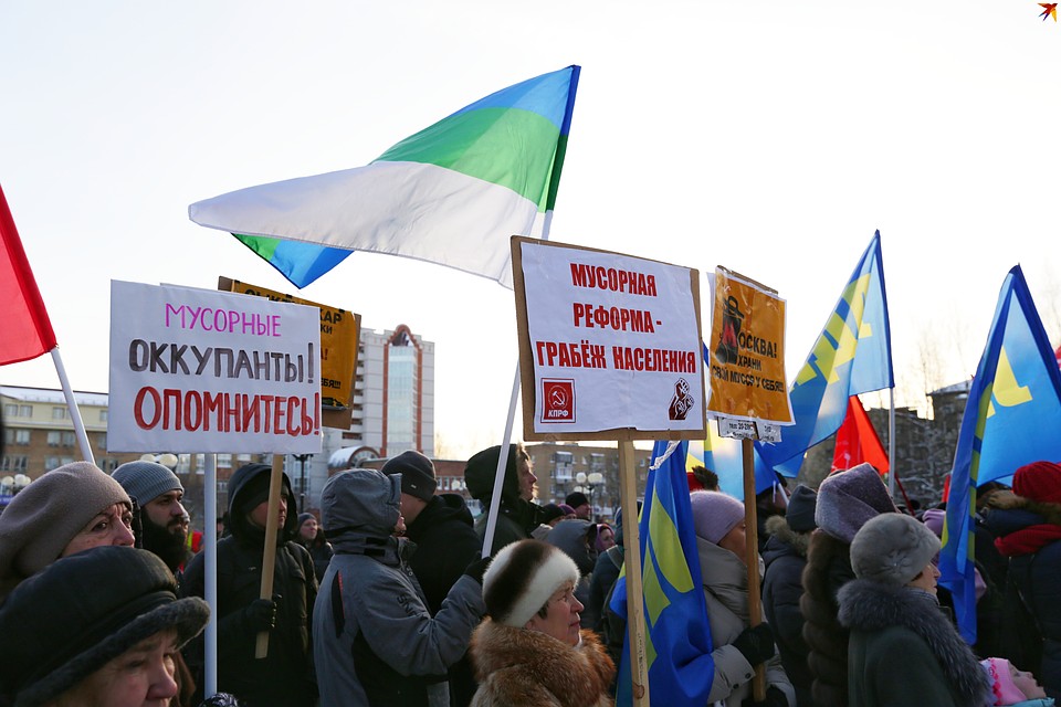 Многие транспаранты участвовали уже не в одном протестном мероприятии. Акции против мусора на Шиесе проходят уже несколько месяцев Фото: Наталия БЕШКАРЕВА
