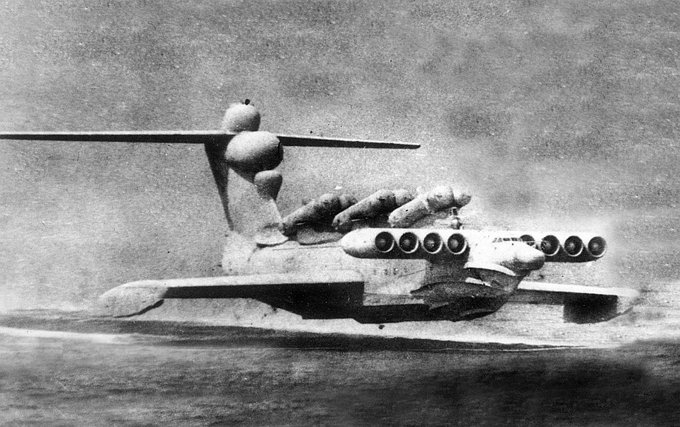 Экраноплан "Лунь" мог нести на борту шесть противокорабельных ракет P-270 «Москит».