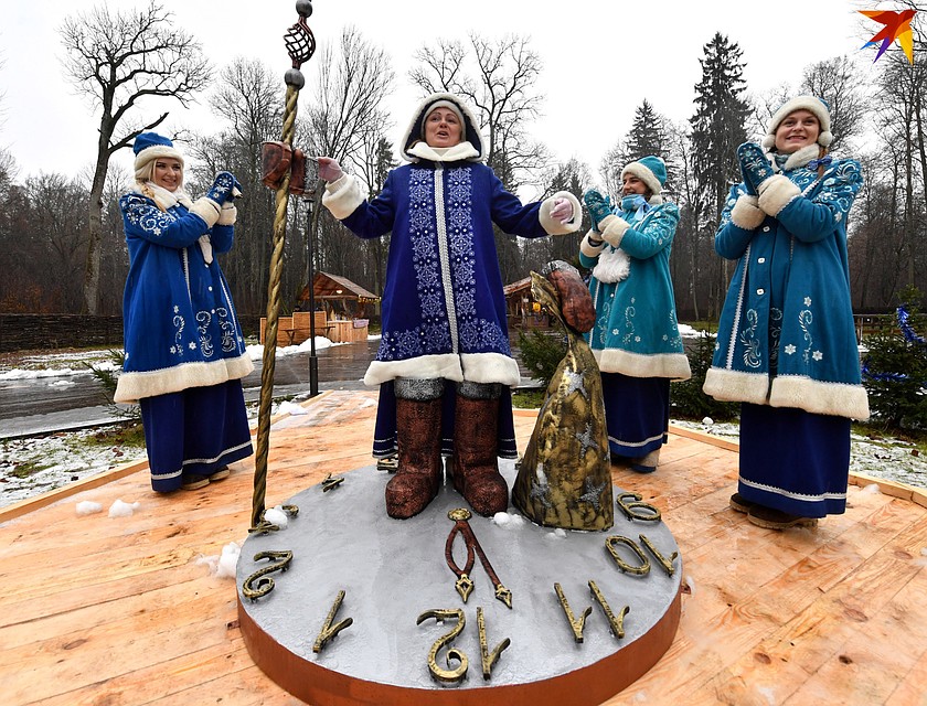 Первый в Беларуси памятник Новому году - возле него все загадывают желания. Фото: Виктор ДРАЧЕВ