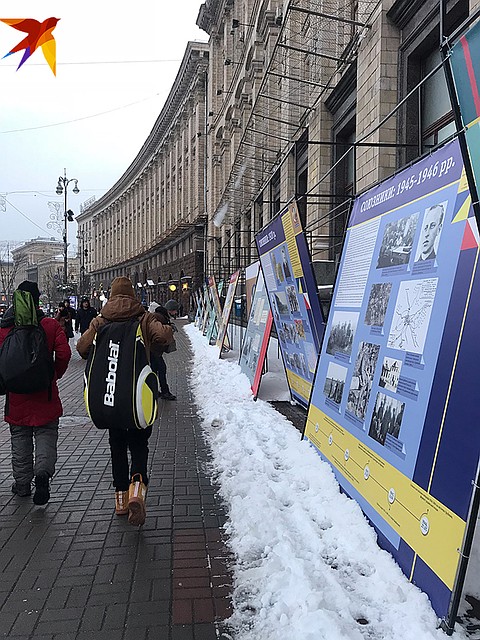 На Крещатике информ-стенды. Все про отношения Украины и Польши. Отдельный плакат посвящен бандеровцам Фото: Василиса НИКОЛАЕВА
