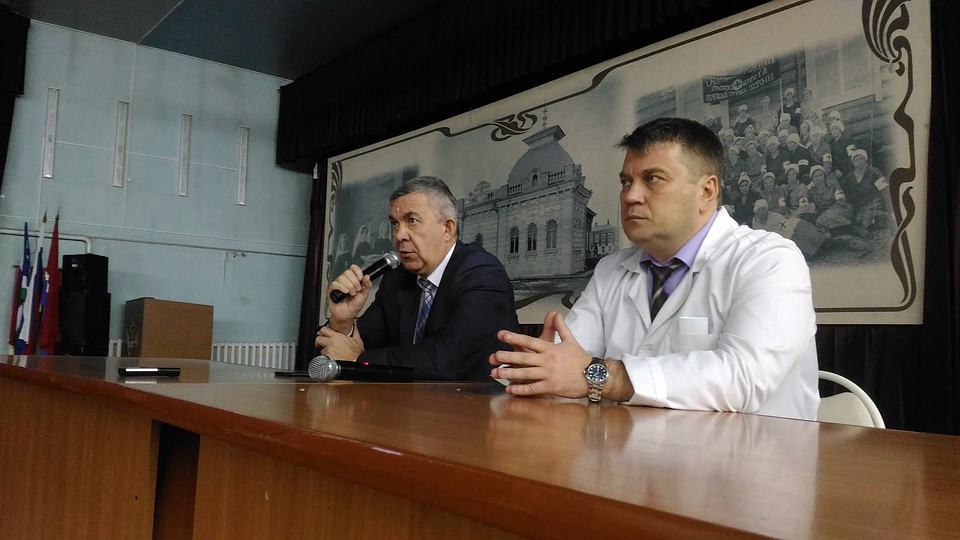 Новому главврачу Андрею Роговченко (справа) придется разбираться в ситуации со скотчем.