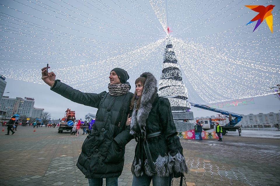 У Дворца спорта появилась 16-метровая ель без хвои, со световыми элементами Фото: Павел МАРТИНЧИК