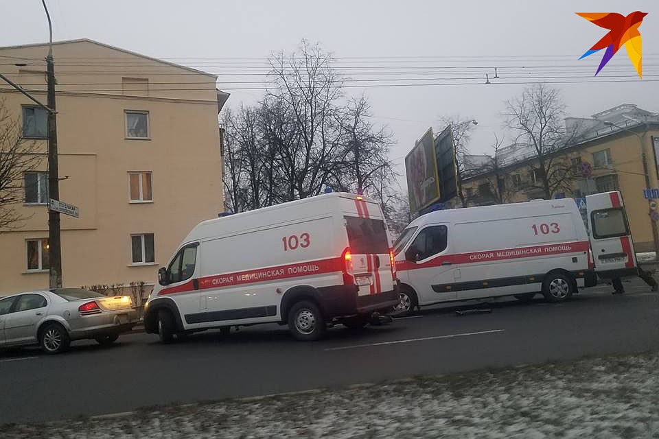 Водитель и пассажир "Фольксваген" доставлены в больницу. Фото: Андрей ЛЕВКОВСКИЙ