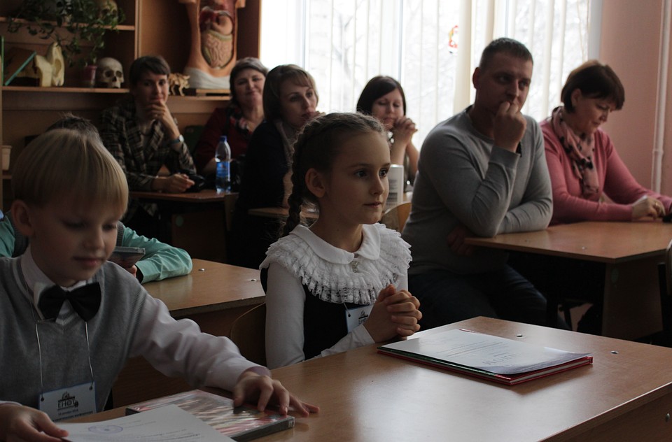 Мама Анастасии Швора, Татьяна Рахманова, помогла с проведением эксперимента Фото: Анна ПОПОЛИТОВА