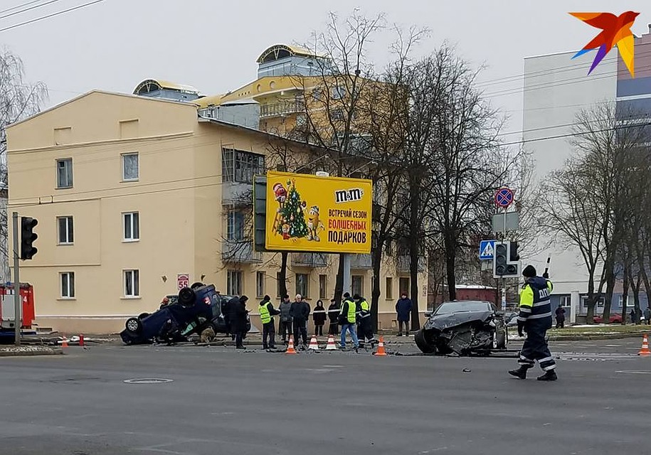 Авария случилась на перекрестке улиц Нововиленская и Орловская. Фото: Андрей ЛЕВКОВСКИЙ