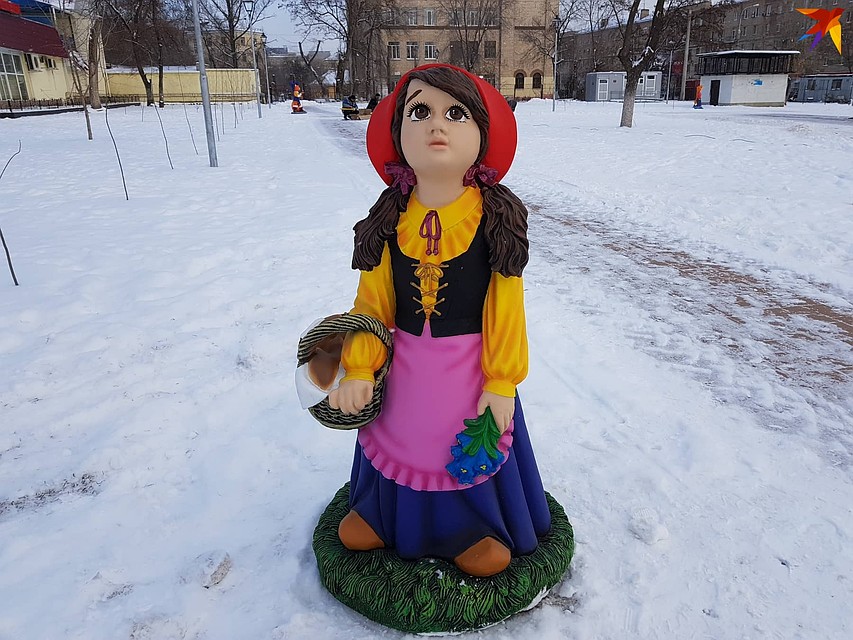 На фоне "лысого" парка герои смотрятся очень одиноко. Фото: Екатерина СИМОХИНА