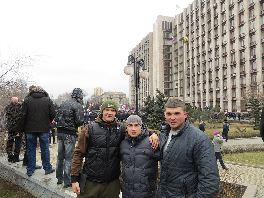 Защита Донбасса для мальчишек началась с митингов на ОГА. Фото: vk.com