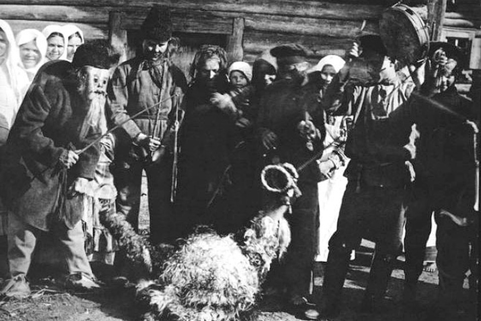 Так выглядело колядное обрядовое действо с козой на Бобруйщине в 1915 году. Фото: russianphoto.ru
