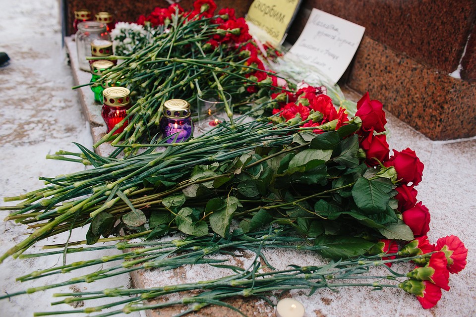 Люди несли к памятнику розы и гвоздики. Фото: Валентина ВАГАНОВА