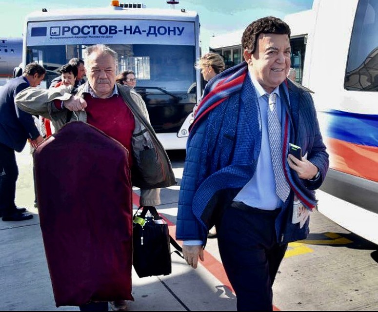 Иосиф Кобзон и Александр Гамов. Аэропорт Ростов-на-Дону. На пути в Донбасс. 2016 г. Фото: Владимир ВЕЛЕНГУРИН