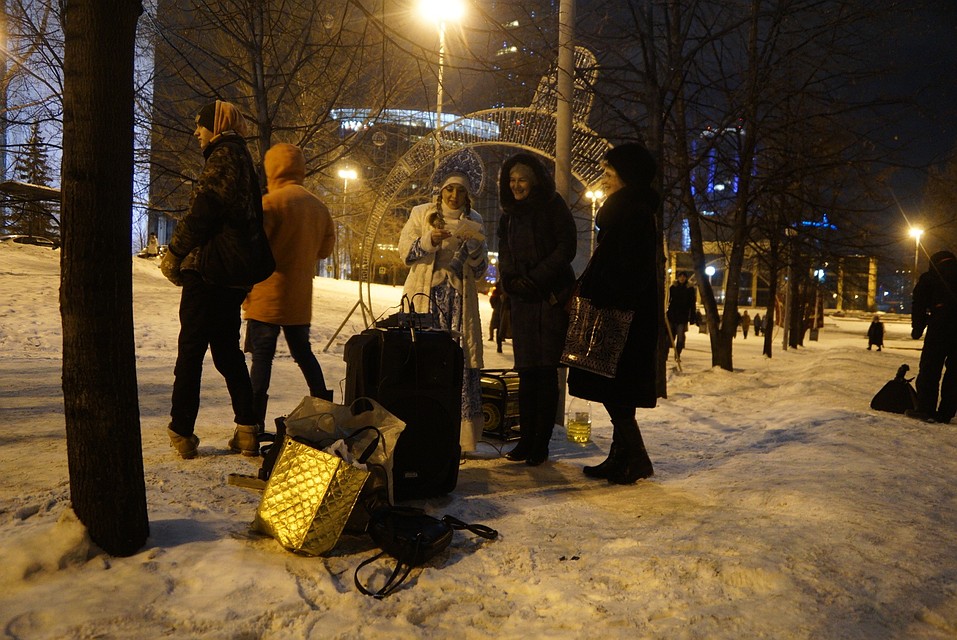 На месте присутствуют: общественники, актеры в новогодних костюмах, дети и полицейские Фото: Алексей БУЛАТОВ