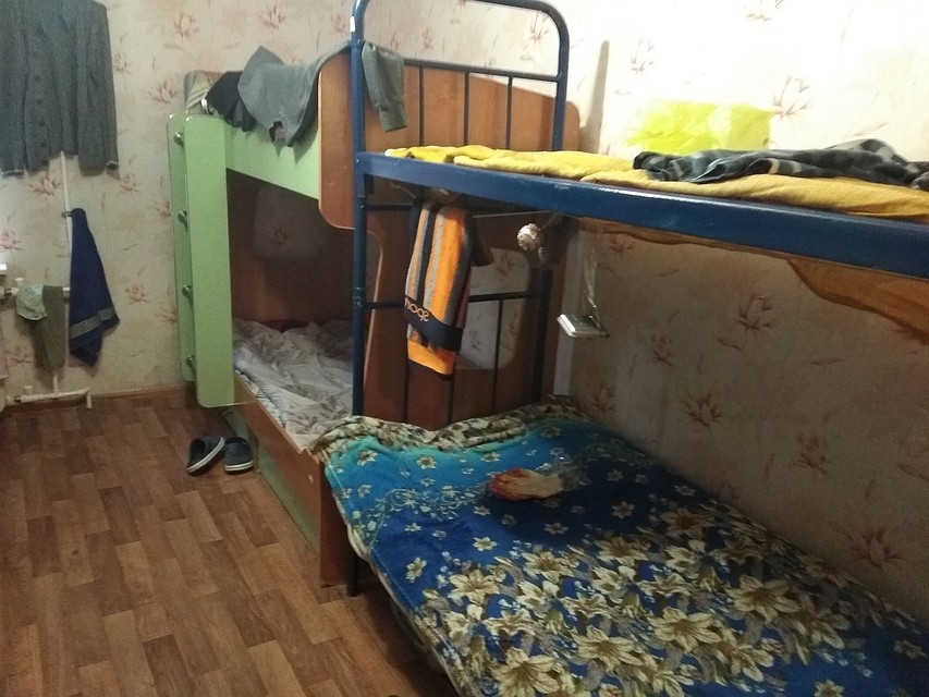 В таких комнатах спят наркоманы и алкоголики во время "реабилитации" Фото: Анастасия ЖУКОВА