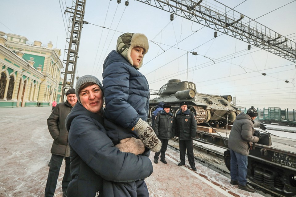Иркутяне на встрече танков Т-34 в Иркутске. Фото: Алексей ГОЛОВЩИКОВ, газета "Областная"