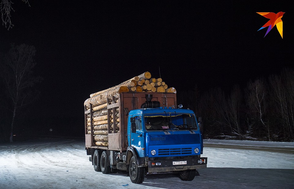 Автомобиль с кругляком на дороге в Красноярском крае Фото: Виктор ГУСЕЙНОВ