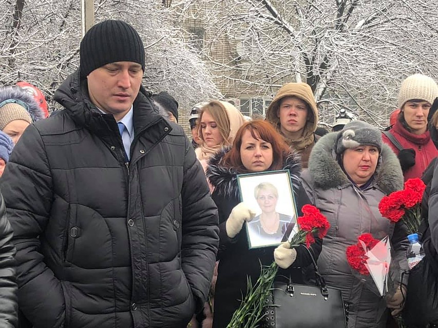 Среди пришедших почтить память погибших были и коллеги Людмилы Власовой. Фото: Ольга ГОПАЛО