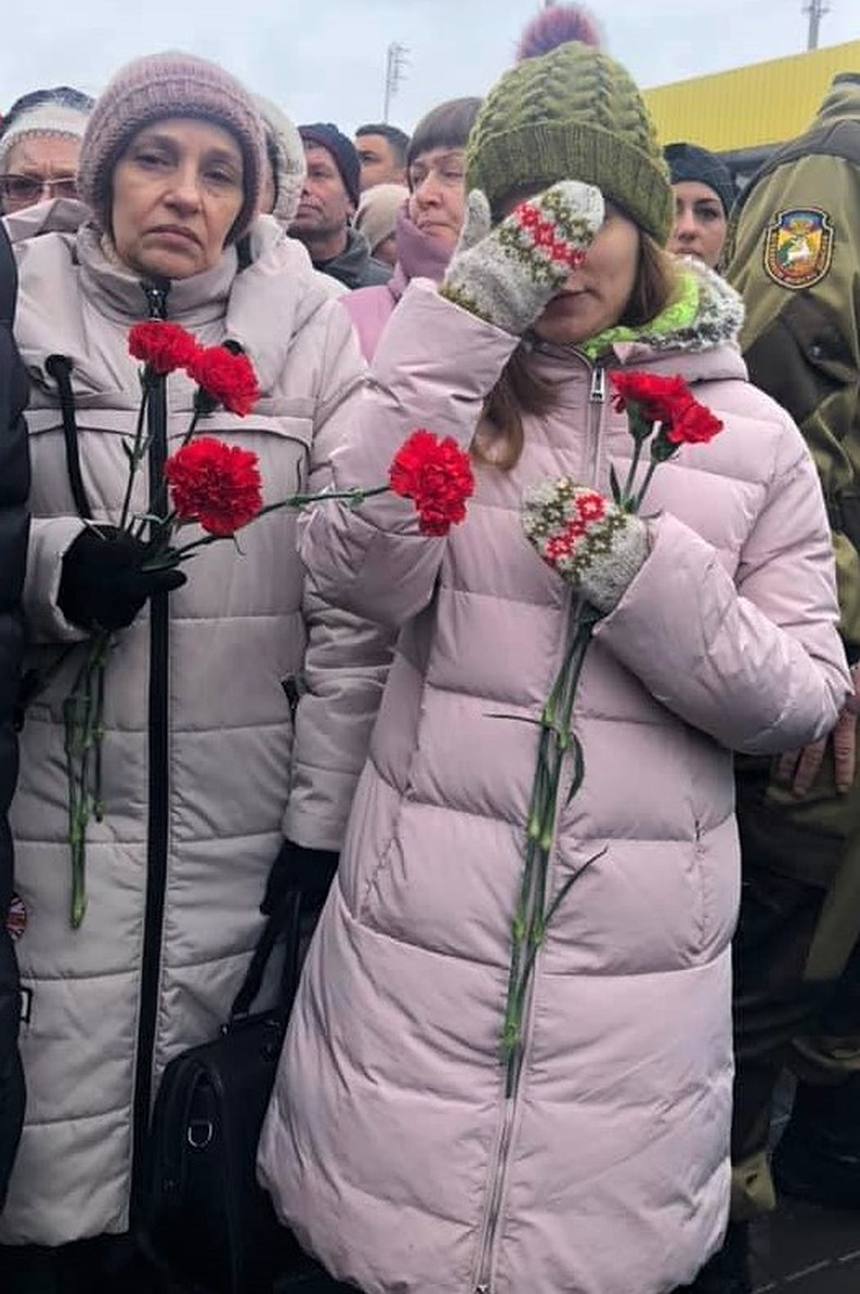 Прямо перед портретами худенькая девушка не скрывает слез, размазывая их по лицу варежкой. Фото: Ольга ГОПАЛО