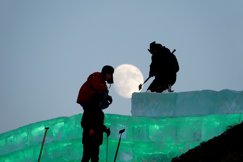 Лунное затмение в Харбине (Китай) Фото: REUTERS