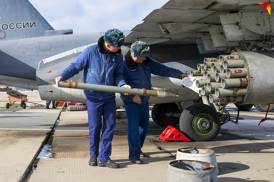 Су-25СМ3 заряжают ракетами Фото: Александр Харланов