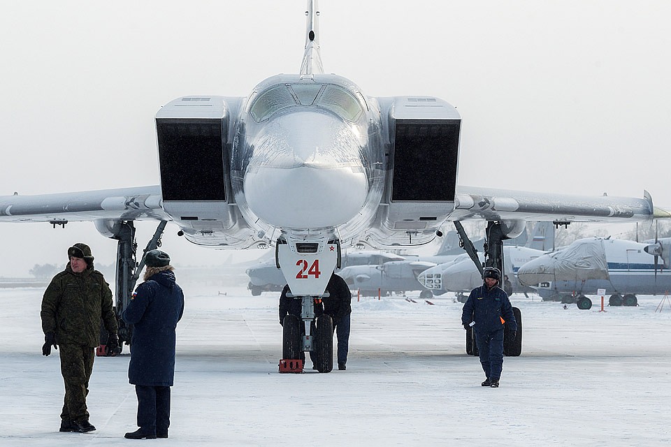 Иркутская область, 13 декабря 2017. Бомбардировщик Ту-22М3, вернувшийся после выполнения боевых задач в Сирии на аэродром дислокации Белая. Фото Владимир Байкальский/ТАСС