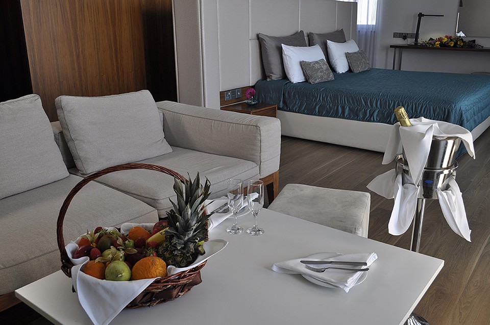 Апартаменты отеля Sun Hall Beach (Кипр, Ларнака). Отель находится на первой береговой линии, всего в 50 метрах от моря, с широкой песчаной пляжной полосой и удобным пологим заходом в море.