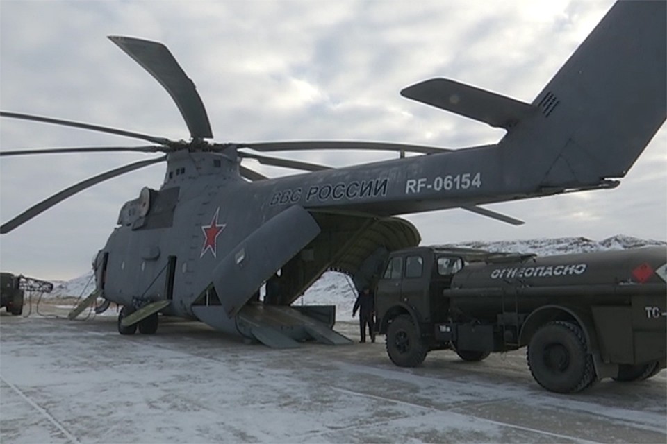 В Хабаровском крае военные летчики провели уникальную операцию по доставке двадцатитонного бульдозера на Бурею Фото: Пресс-служба Восточного военного округа Минобороны России