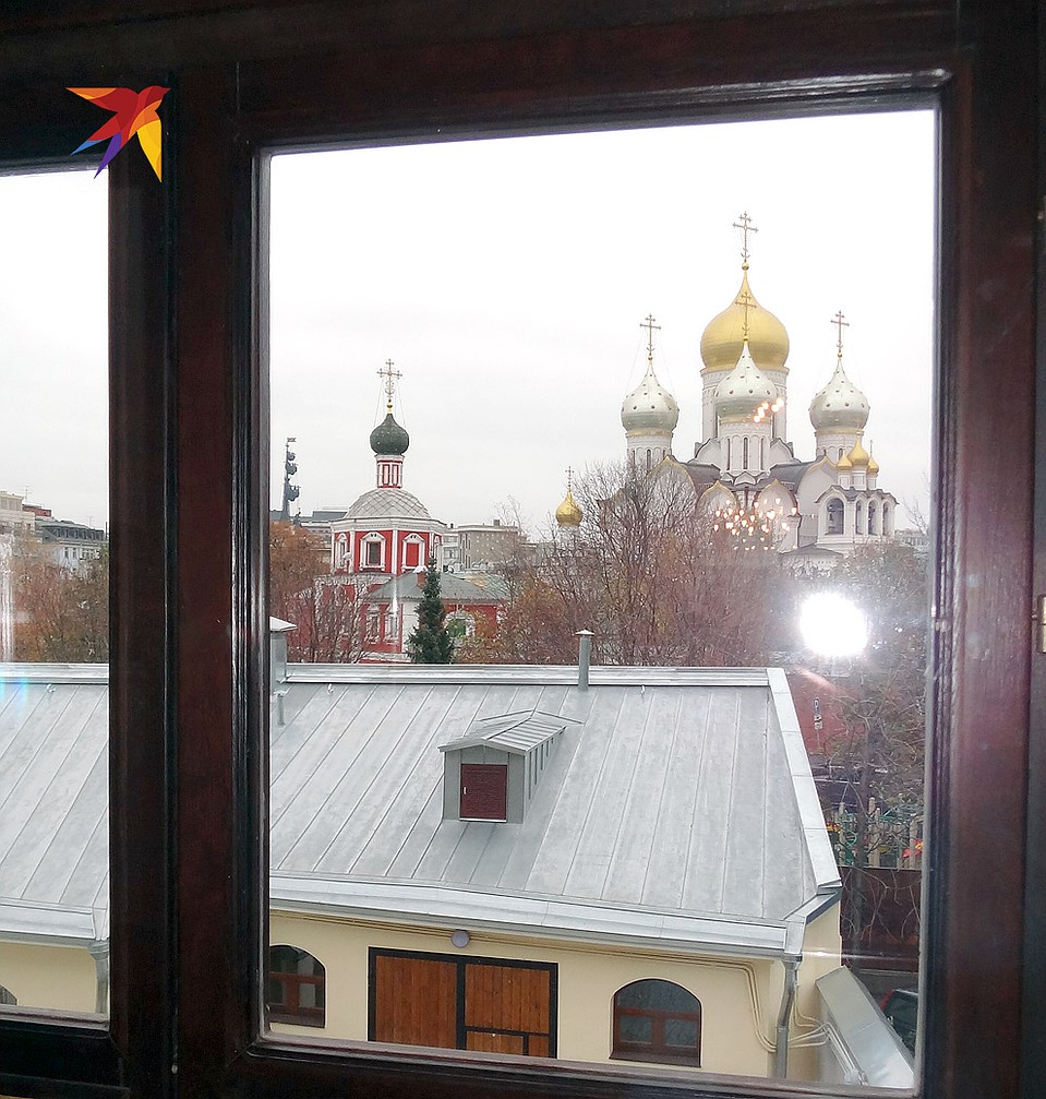Из кабинета Кекушева открывается вид на Зачатьевский монастырь. Правда, в начале прошлого века он выглядел по-другому - в стиле псевдо-готики. Фото: Наталия АНДРЕАССЕН