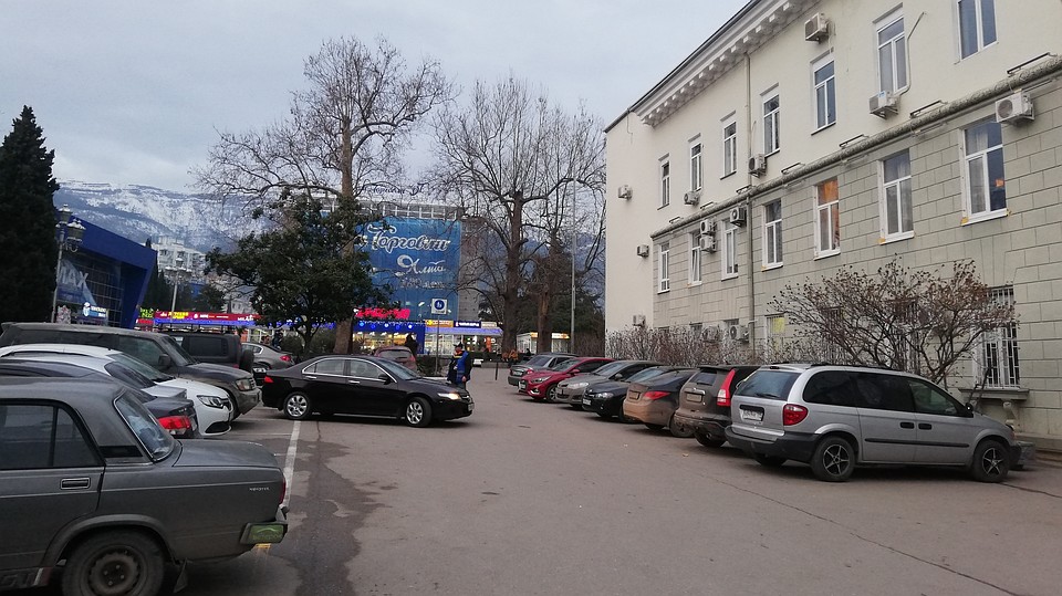 Час парковки официально стоит 50 рублей. Фото: Анастасия КУРДЮКОВА