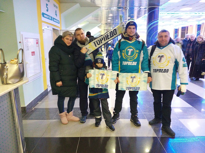 "Семейная" группа поддержки торпедовцев. Фото: Павел АВЕРИН