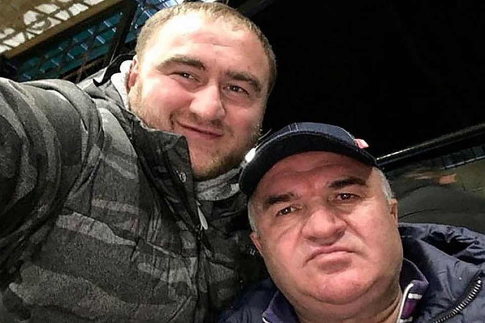 По карьерной лестнице сын поднимался благодаря деньгам отца. Благодаря им же и учился Фото: Социальные сети