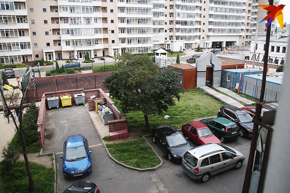 Жильцы возмущены, что рядом с памятным знаком Богдановичу (справа) стоят мусорные баки. Фото: Павел МАРТИНЧИК