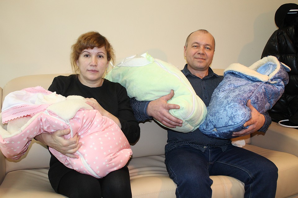 Два сыночка Дмитрий и Максим на руках у гордого отца, и лапочка дочка Софья у мамы Фото: Вера ЦЫГАНКОВА