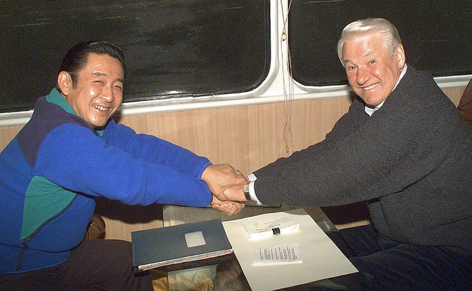 1997 год, Красноярск. Первый день неформальной встречи лидеров России и Японии, Борис Ельцин и Рютаро Хасимото во время прогулки на катере. Фото Александра Сенцова и Александра Чумичева (ИТАР-ТАСС)
