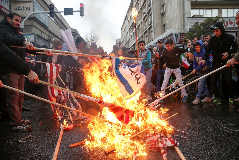 Флаги США в Иране сжигают регулярно. Фото: REUTERS