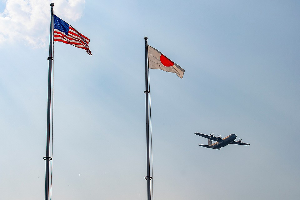 Военно-транспортный самолет США пролетает над американской авиабазой Йокота на западе Токио, Япония Фото: GLOBAL LOOK PRESS