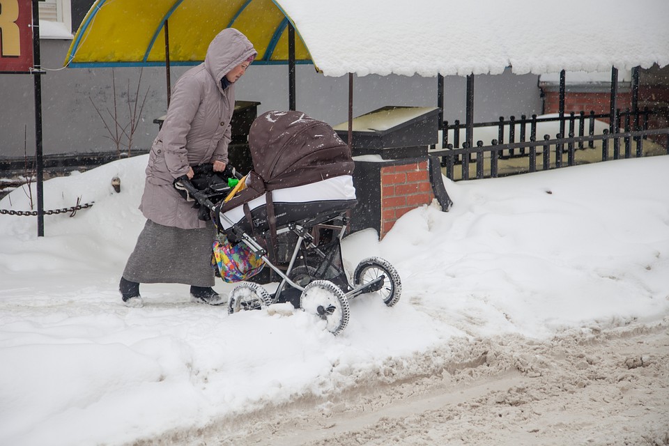 В Перми застревают в снегу коляски. Фото: Николай ОБЕРЕМЧЕНКО