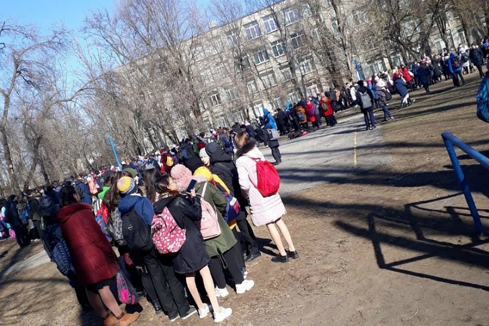 Детей, эвакуированных из школ, в основном распустили по домам. Фото: ВК, паблик "Ростов Главный".