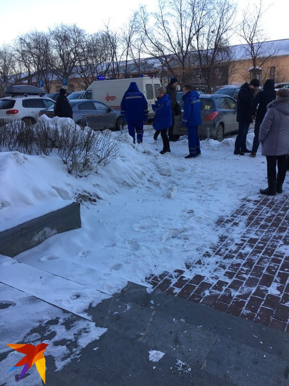 Прохожие вызвали медиков пострадавшему. Фото: читатели «КП-Екатеринбург»