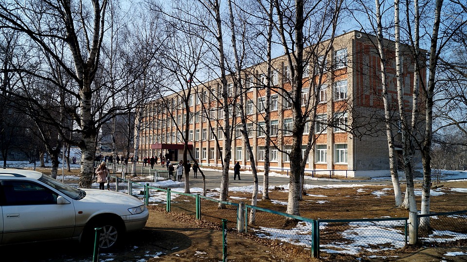 Вот так выглядит лучшая школа города Большой Камень. Фото: Анна ПЛЕТНЕВА