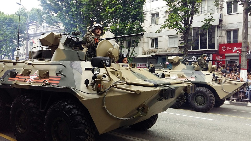 Крымчане с нетерпением ждут выставку военной техники. Фото: Анастасия КУРДЮКОВА