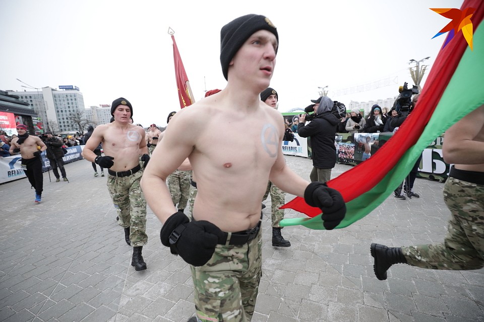 Бежало много солдат. Фото: Святослав ЗОРКИЙ