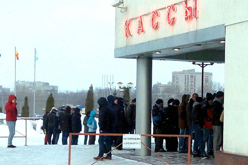 Зрители тоже "готовятся" к плей-офф: за 2 минуты до начала матча. Фото: Павел АВЕРИН