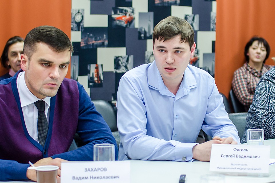 Сергей Вадимович Фогель, врач-онколог медицинского центра «Муниципальной аптечной сети» (справа). Фото: Даба ДАБАЕВ