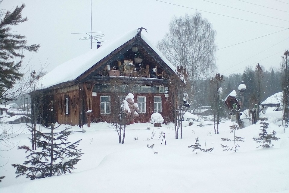 Дом умельца окружен разными диковинными поделками Фото: Евгений ДЕМИХОВ
